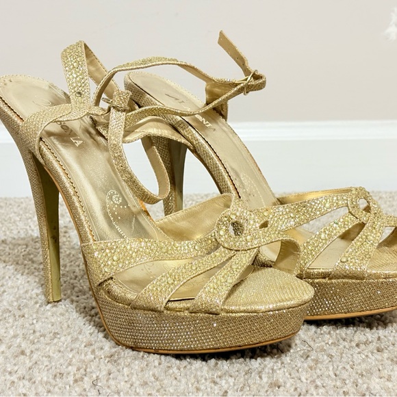 Elegant Gold Strappy Women's Sandals - Picture 3 of 8